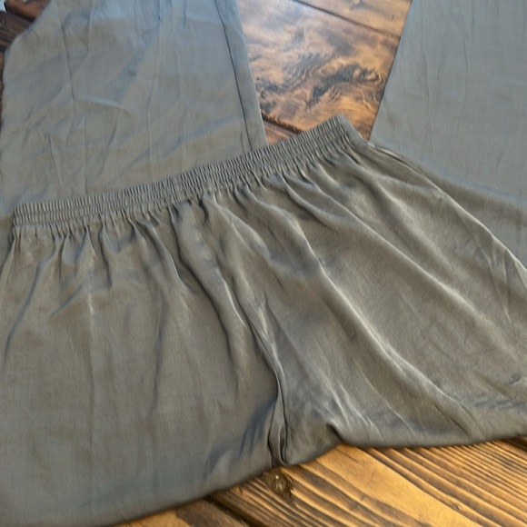 Barefoot Dreams Olive Green 100% polyester pants. Large. Measurements in pics. - Picture 2 of 11